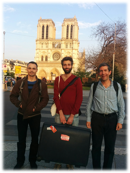 החוקרים בפריס, יחד עם המזוודה בה נמצא הניסוי