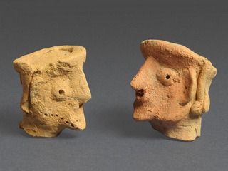 שני ראשי גברים בפרופיל ממקדש בתל מוצא מהמאה התשיעית לפנהס (קרדיט צילום קלרה עמית רשות העתיקות)