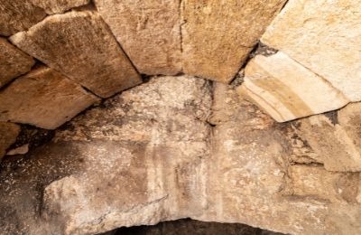 סיתות מדויק ומרשים של אבני קמרון המקווה