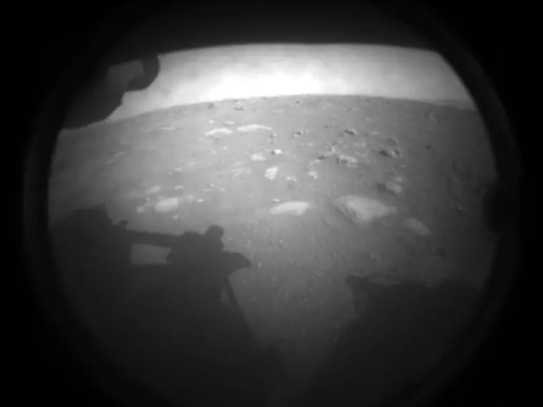 התמונה הראשונה שהעבירה הגשושית של נאסא על מאדים (צילום - NASA/JPL-Caltech)