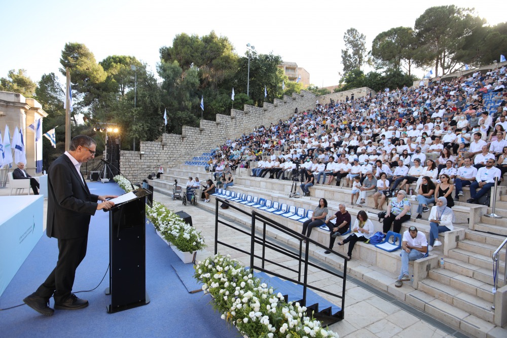 הרקטור פרופ ברק מדינה עורך את טקס ההכתרה. צילום - יוסי זמיר