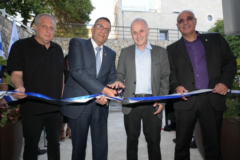 גזירת הסרט. במרכז - נשיא האוניברסיטה העברית פרופ אשר כהן [מימין], וראש העיר ירושלים משה ליאון [משמאל]. צילום - ברונו שרביט, האוניברסיטה העברית