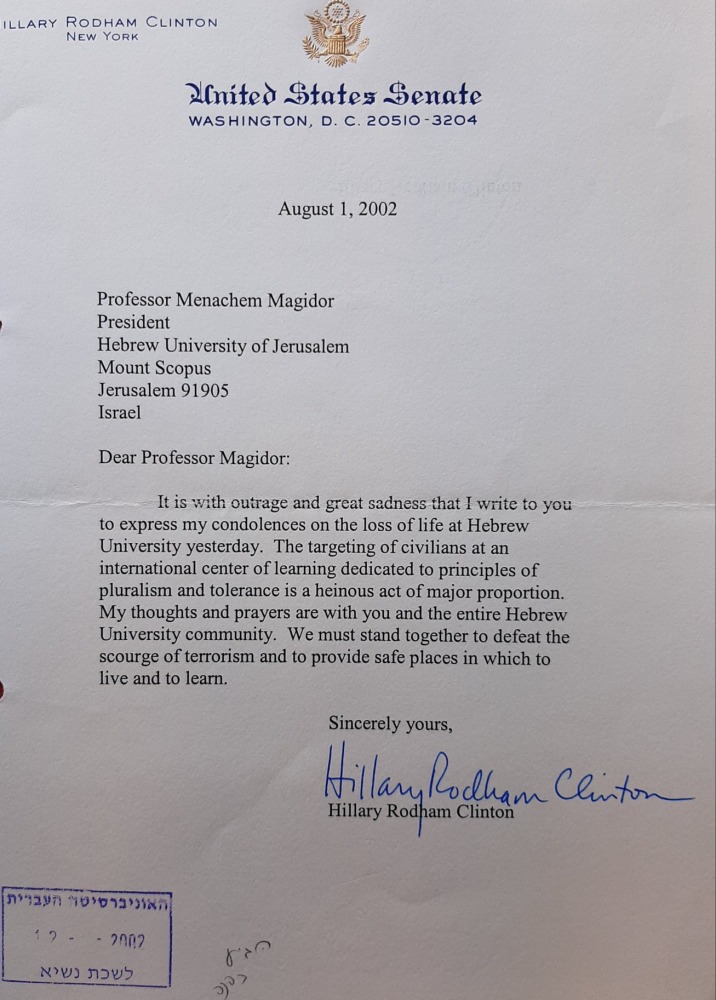 הילארי קלינטון במכתב תנחומים לנשיא האוניברסיטה העברית מיד לאחר הפיגוע בר הצופים בשנת 2002. באדיבות דוברות האוניברסיטה העברית