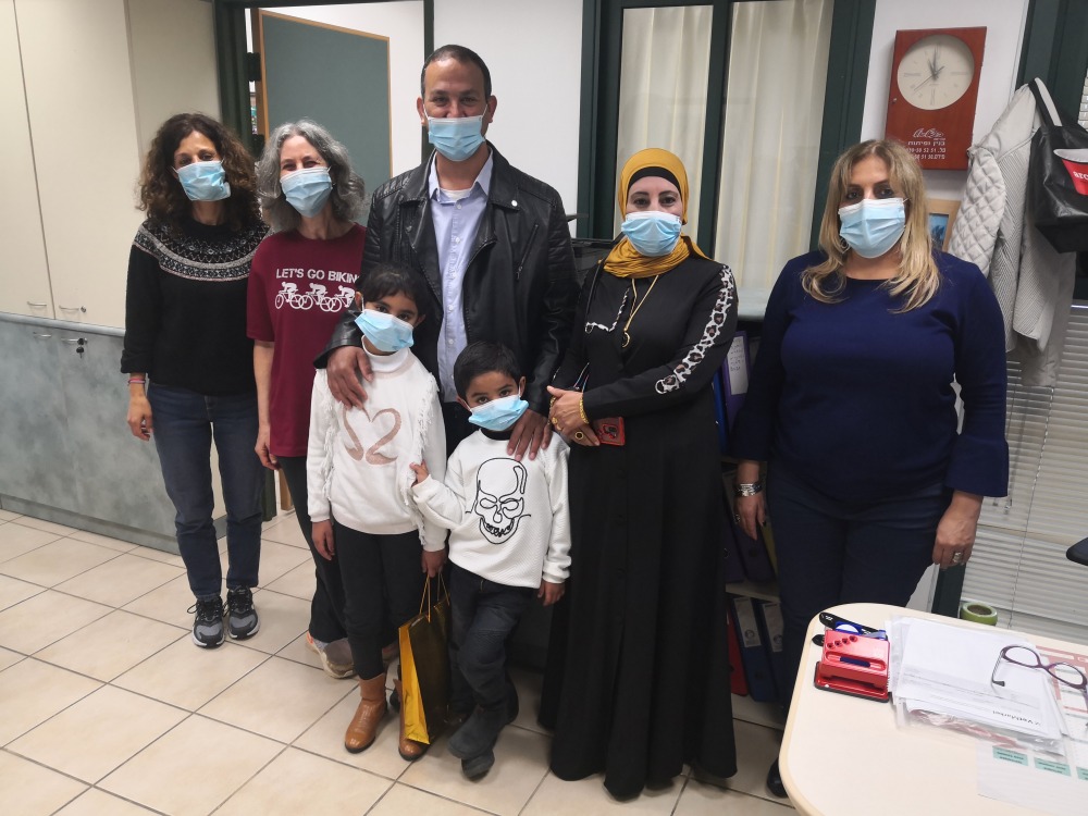 משפחת אלעסיבי נפרדת מהנהלת ביהס. קרדיט צילום: פרופ גד בנעט.