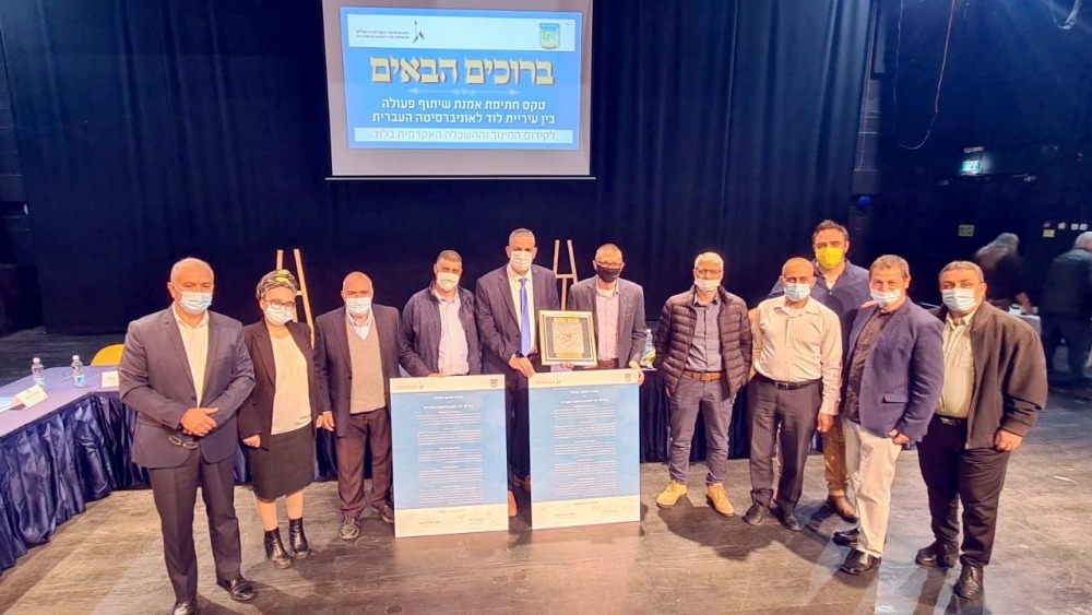 חתימה על האמנה. צילום באדיבות דוברות האוניברסיטה העברית