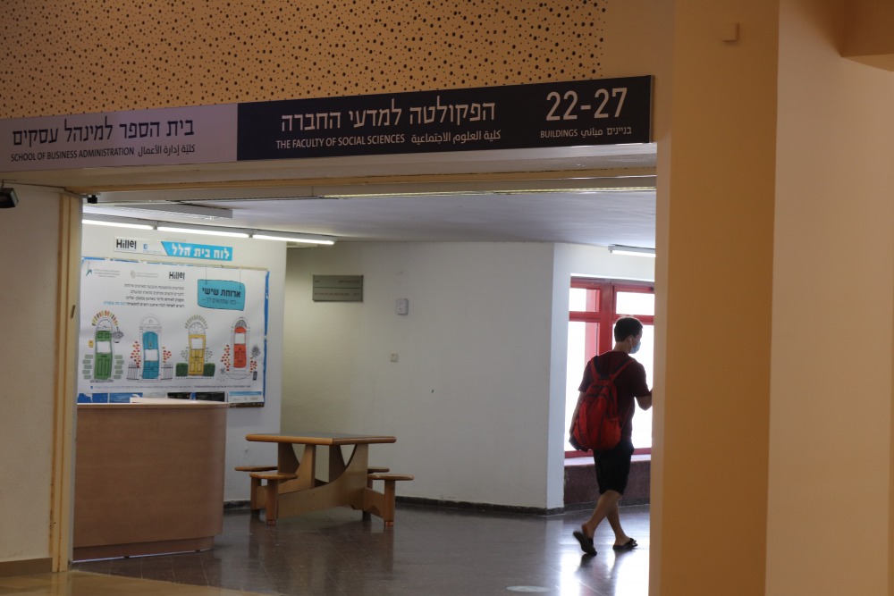במסדרונות האוניברסיטה העברית. צילום: אלון סין משה, דוברות האוניברסיטה העברית