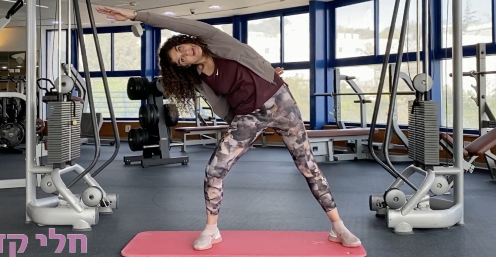 מתיחות בעמידה עם חלי קדם, מתוך שיעור שעלה לאתר עמותת קוסל בזמן הסגר, משבר הקורונה