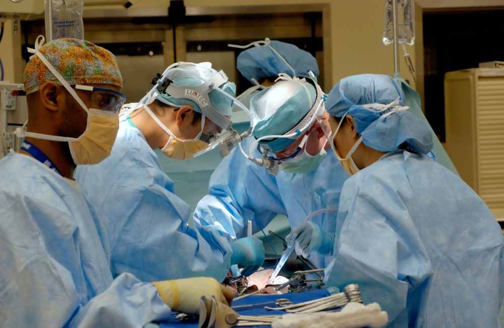 Doctors performing surgery. unspalsh