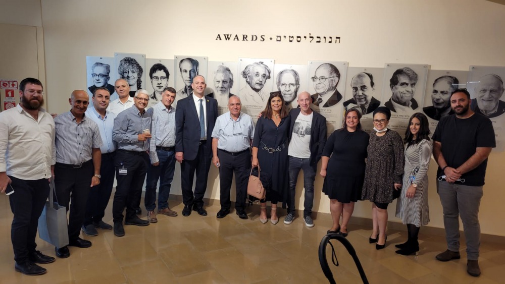 ראש העיר וצוות העירייה מלפני קיר הנובליסטים באוניברסיטה. צילום - אלון סין משה, האוניברסיטה העברית