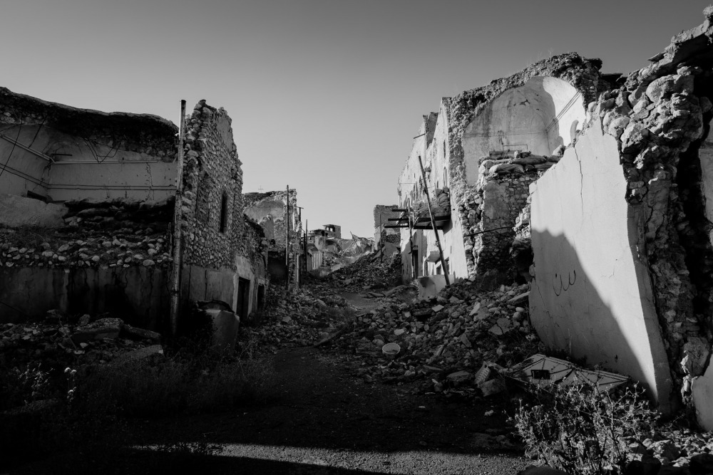 Ruined side-street in Sinjar (Iraq) following war with the Islamic State. Levi Clancy. UNSPLASH, Levi Clancy