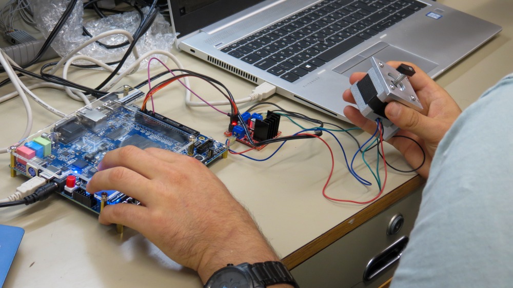סטודנטים בעבודה עם לוחות FPGA. צילום - תהילה כץ