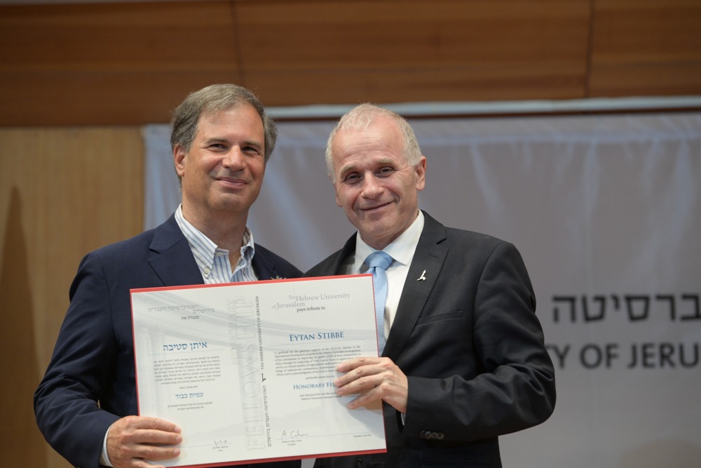 איתן סטיבה עם נשיא האוניברסיטה העברית, פרופ' אשר כהן. צילום ברונו שרביט, האוניברסיטה העברית