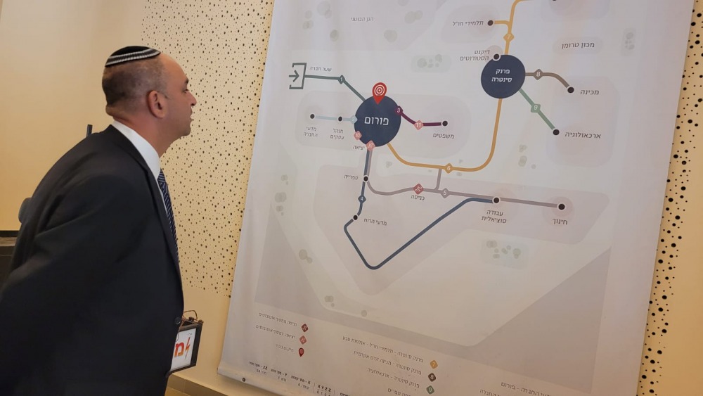 יאיר רביבו מסייר בקמפוס הר הצופים. צילום - אלון סין משה, האוניברסיטה העברית