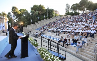 הרקטור עורך את טקס ההכתרה. צילום - יוסי זמיר