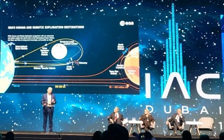 הצגת התוכנית הדו-שלבית של נאסא להטסת אדם מכדור הארץ-לירח-ולמאדים