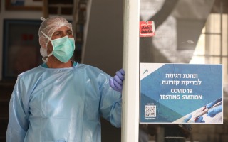 בכניסה לתחנת הקורונה. צילום - יוסי זמיר
