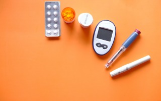 insulin pen, diabetic measurement tools and pills. by twfuqu barbhuiya, unsplash