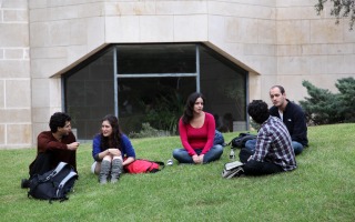 סטודנטים בקמפוס הר הצופים, מדשאות רוח. צילום ששון תירם