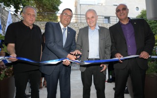 גזירת הסרט. במרכז - נשיא האוניברסיטה העברית פרופ אשר כהן [מימין], וראש העיר ירושלים משה ליאון [משמאל]. צילום - ברונו שרביט, האוניברסיטה העברית