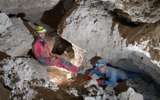 פרופ' עמוס פרומקין ובועז לנגפורד במערה. צילום: בועז לנגפורד