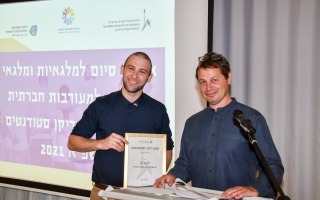 ליעם גל מקבל את הפרס