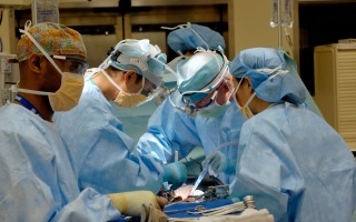 Doctors performing surgery. unspalsh