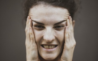 מתיחת גבות. engin akyurt, unsplash