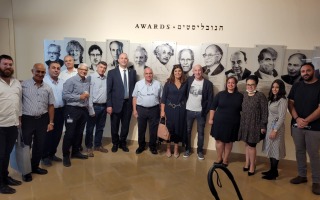 ראש העיר וצוות העירייה מלפני קיר הנובליסטים באוניברסיטה. צילום - אלון סין משה, האוניברסיטה העברית