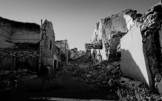 Ruined side-street in Sinjar (Iraq) following war with the Islamic State. Levi Clancy. UNSPLASH, Levi Clancy