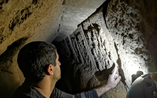 סיתות שוליים ובניית גמלון מורכב ייחודית לאמת הביאר, צילם: יואב נגב