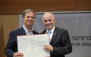 איתן סטיבה עם נשיא האוניברסיטה העברית, פרופ' אשר כהן. צילום ברונו שרביט, האוניברסיטה העברית