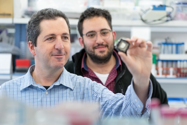 פרופ' נחמיאס