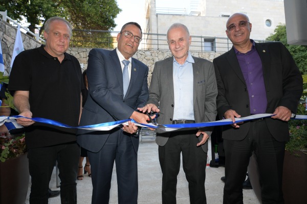 גזירת הסרט. במרכז - נשיא האוניברסיטה העברית פרופ אשר כהן [מימין], וראש העיר ירושלים משה ליאון [משמאל]. צילום - ברונו שרביט, האוניברסיטה העברית