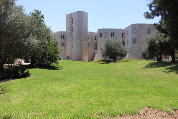 מדשאה באוניברסיטה העברית