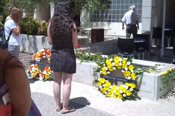 מתייחדים מול האנדרטה