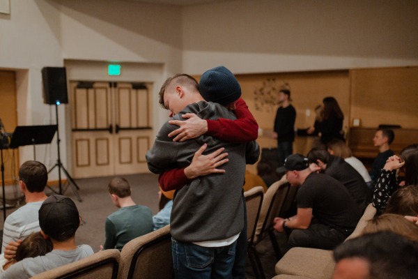 hug. adrianna geo, unsplash