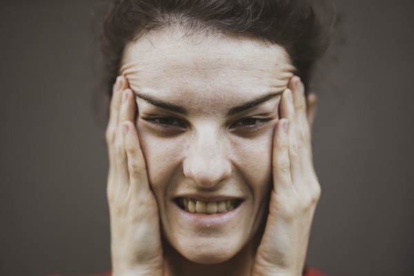 מתיחת גבות. engin akyurt, unsplash