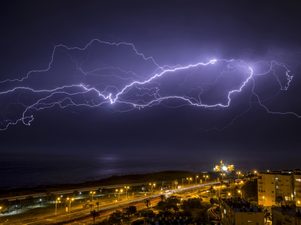 ניטור שדות חשמליים אטמוספריים יכול לשפר את חיזוי אירועי מזג אוויר קיצוניים Lightning storm