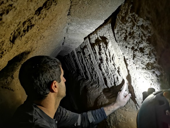 סיתות שוליים ובניית גמלון מורכב ייחודית לאמת הביאר, צילם: יואב נגב
