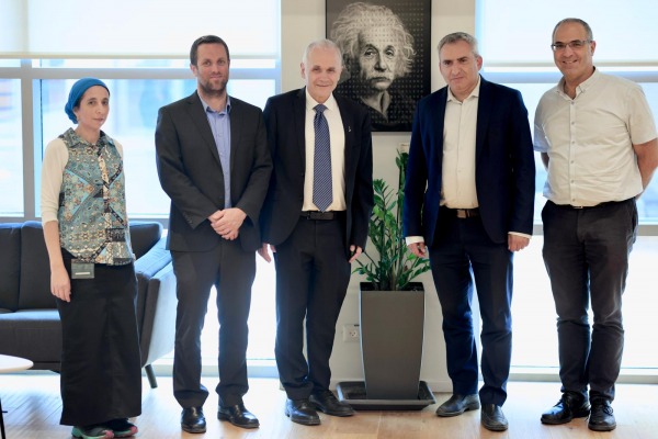 נציגי האוניברסיטה וח"כ זאב אלקין נציגי האוניברסיטה וח"כ זאב אלקין